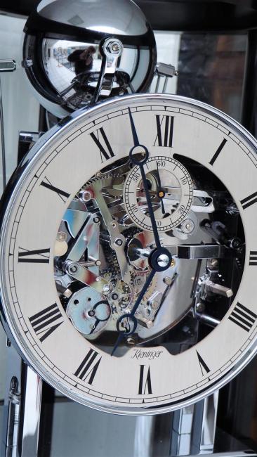 Round mantel clock in Kieninger design black polished lacquer