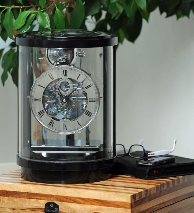 Round mantel clock in Kieninger design black polished lacquer