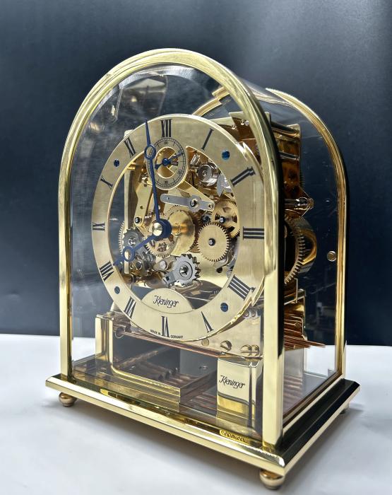 The classic Kieninger table clock Melodika made of brass